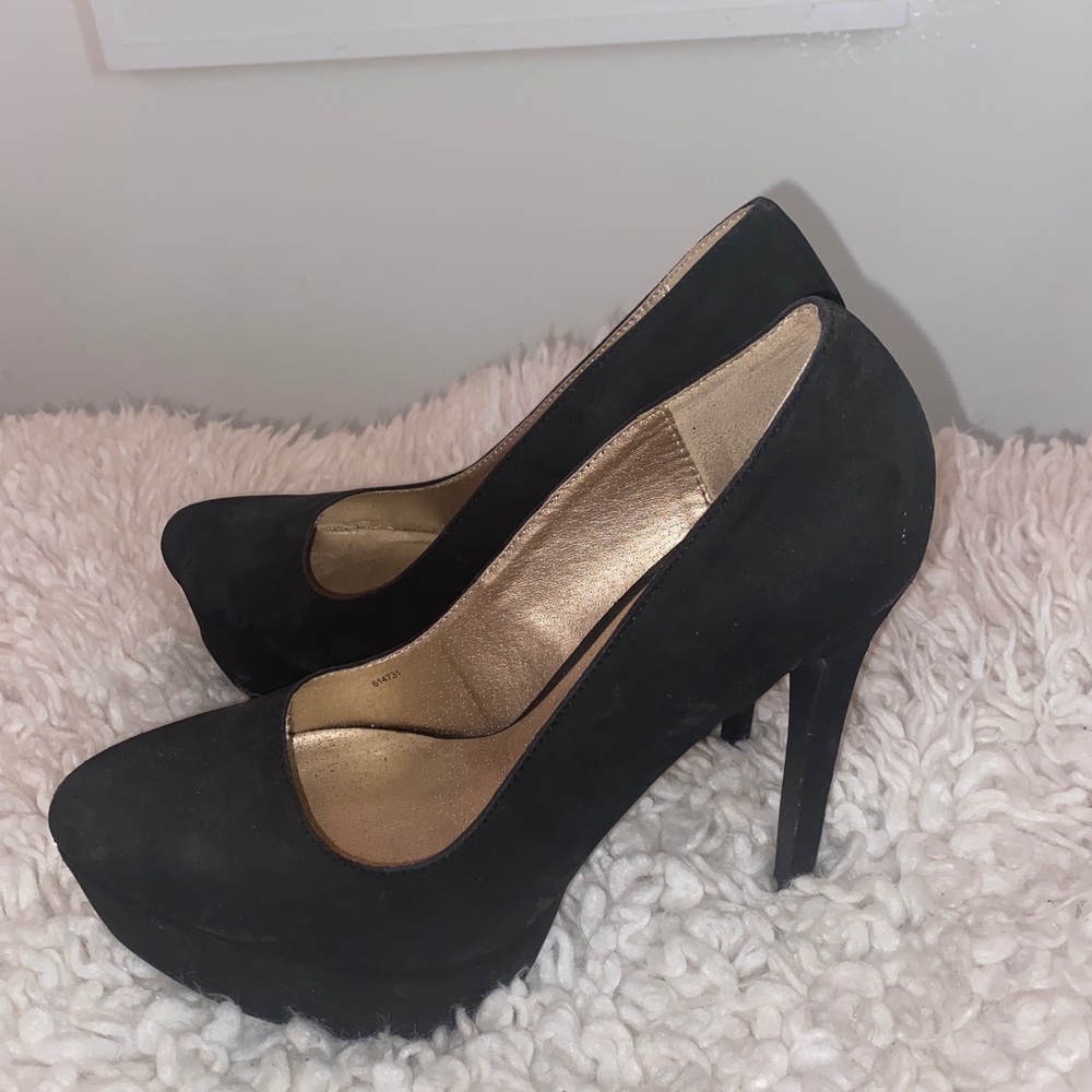 Suede black pumps with platform